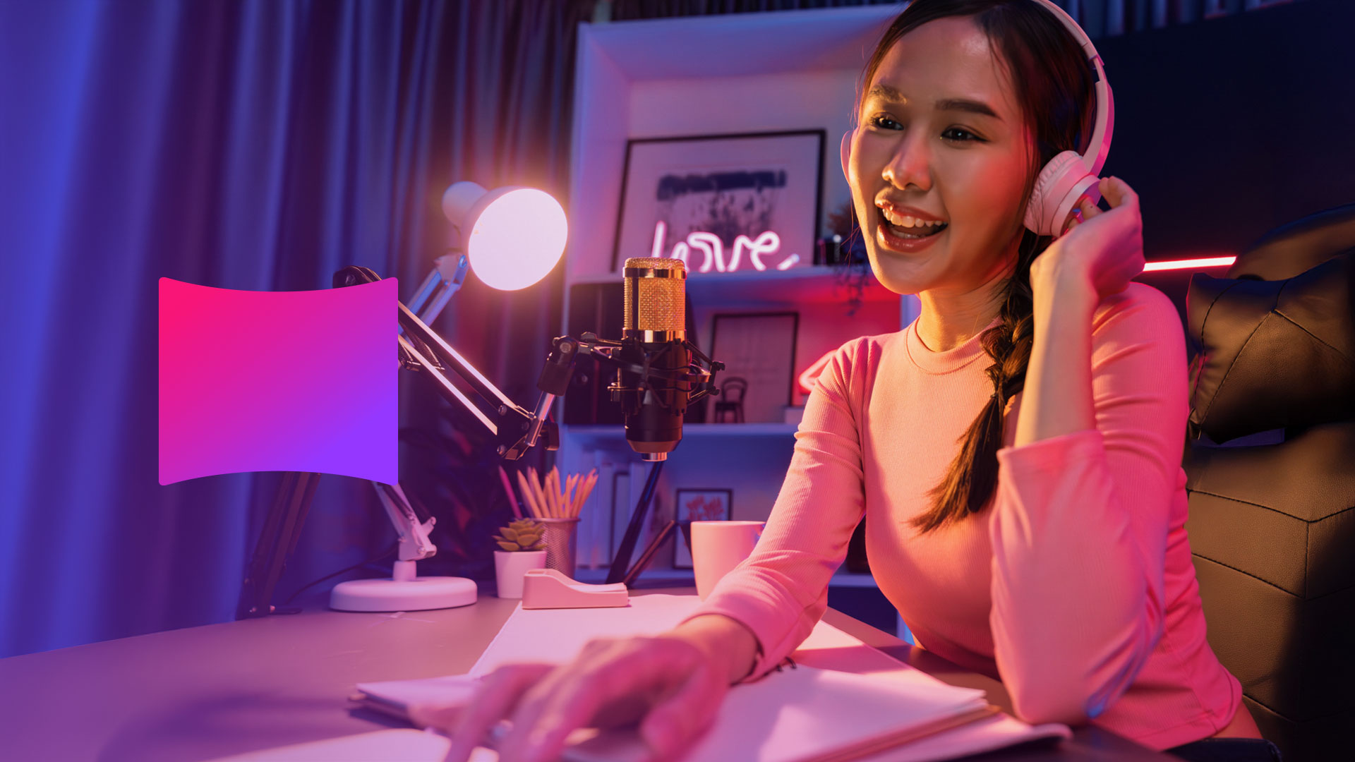 Female influencer that is doing a podcast