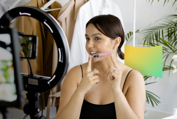 Influencer, makeup, ring light, camera